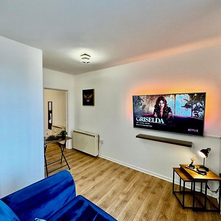 Rnm - Business Professional & Top Choice, Private Access & Entire Place, Kitchen & Washroom With Amenities, Smart Tv, Easy Access, Fast Wifi, Parking Nearby, Great Transport Links Halesowen Esterno foto