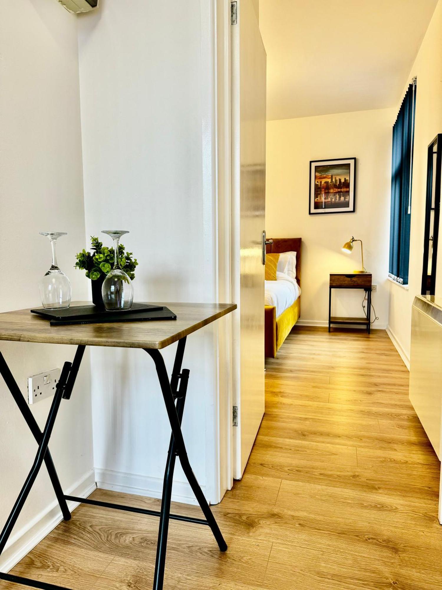 Rnm - Business Professional & Top Choice, Private Access & Entire Place, Kitchen & Washroom With Amenities, Smart Tv, Easy Access, Fast Wifi, Parking Nearby, Great Transport Links Halesowen Esterno foto