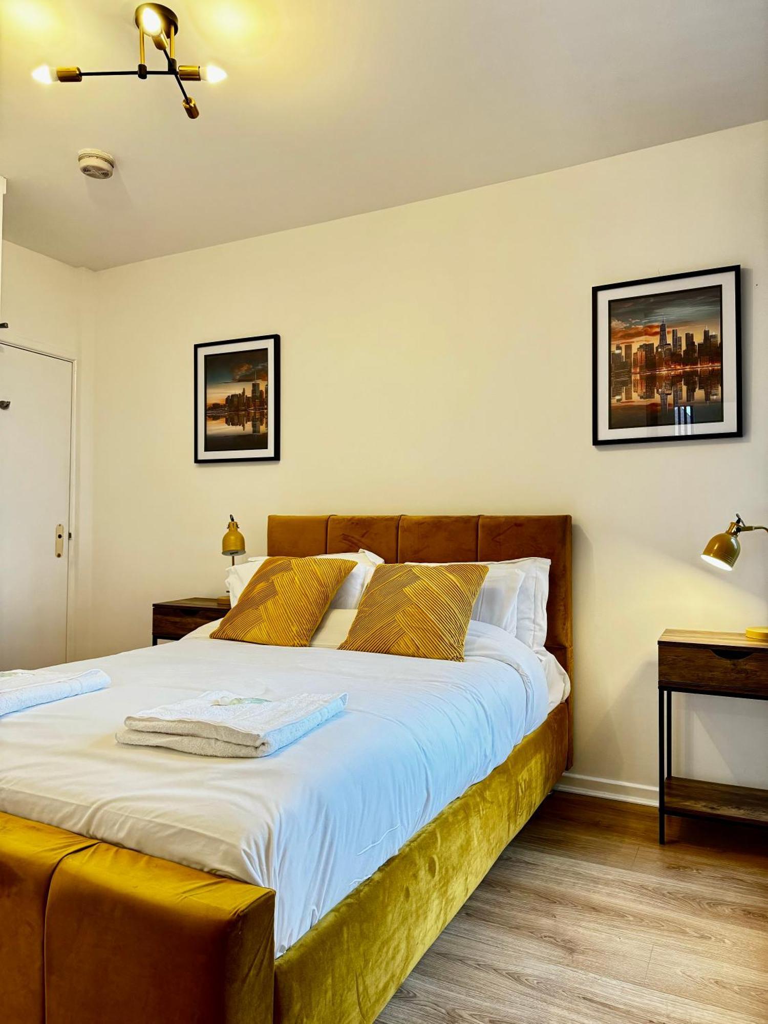 Rnm - Business Professional & Top Choice, Private Access & Entire Place, Kitchen & Washroom With Amenities, Smart Tv, Easy Access, Fast Wifi, Parking Nearby, Great Transport Links Halesowen Esterno foto