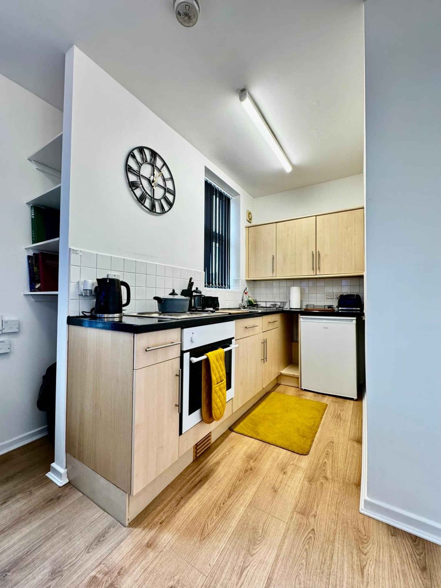 Rnm - Business Professional & Top Choice, Private Access & Entire Place, Kitchen & Washroom With Amenities, Smart Tv, Easy Access, Fast Wifi, Parking Nearby, Great Transport Links Halesowen Esterno foto