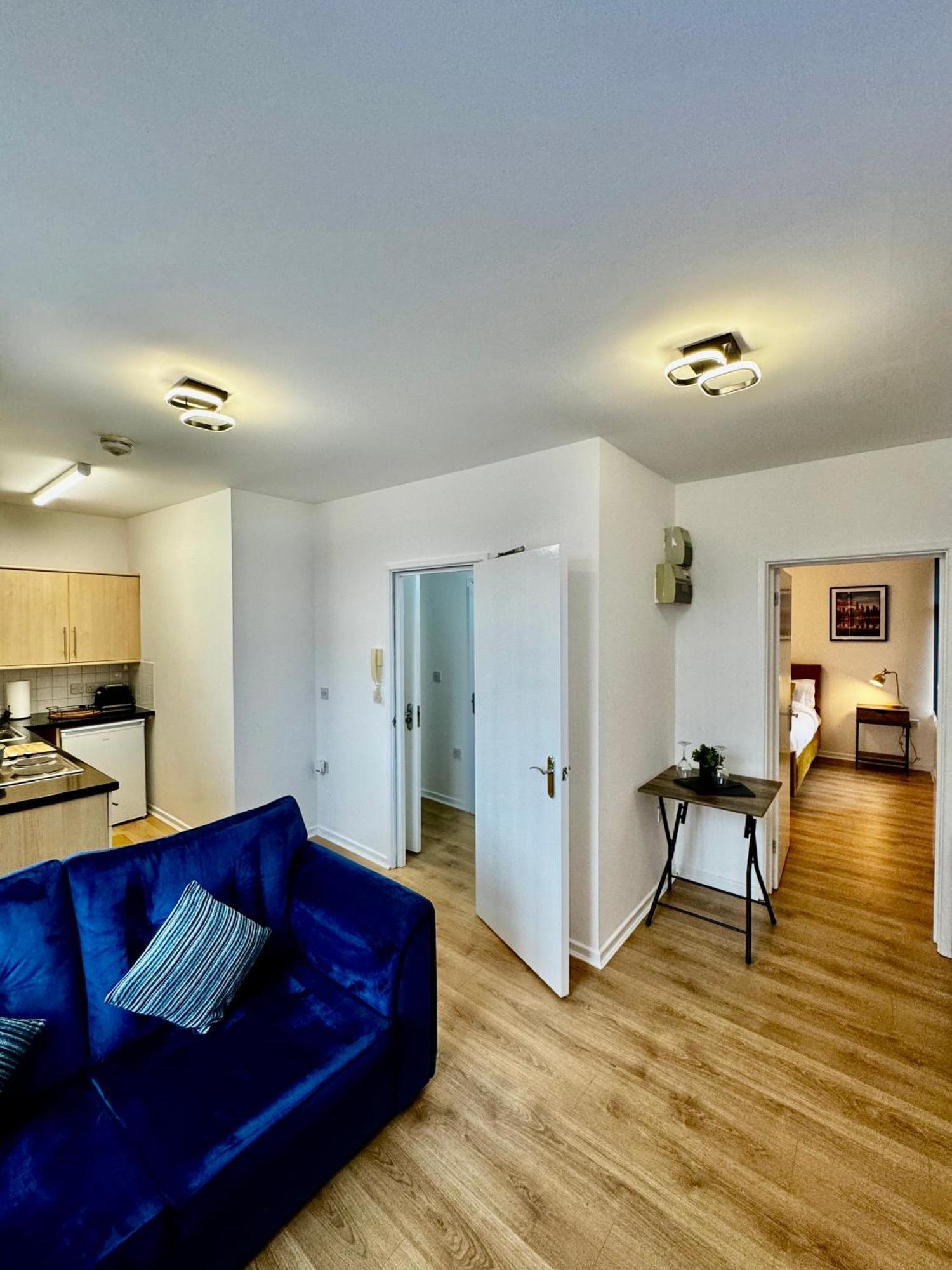 Rnm - Business Professional & Top Choice, Private Access & Entire Place, Kitchen & Washroom With Amenities, Smart Tv, Easy Access, Fast Wifi, Parking Nearby, Great Transport Links Halesowen Esterno foto