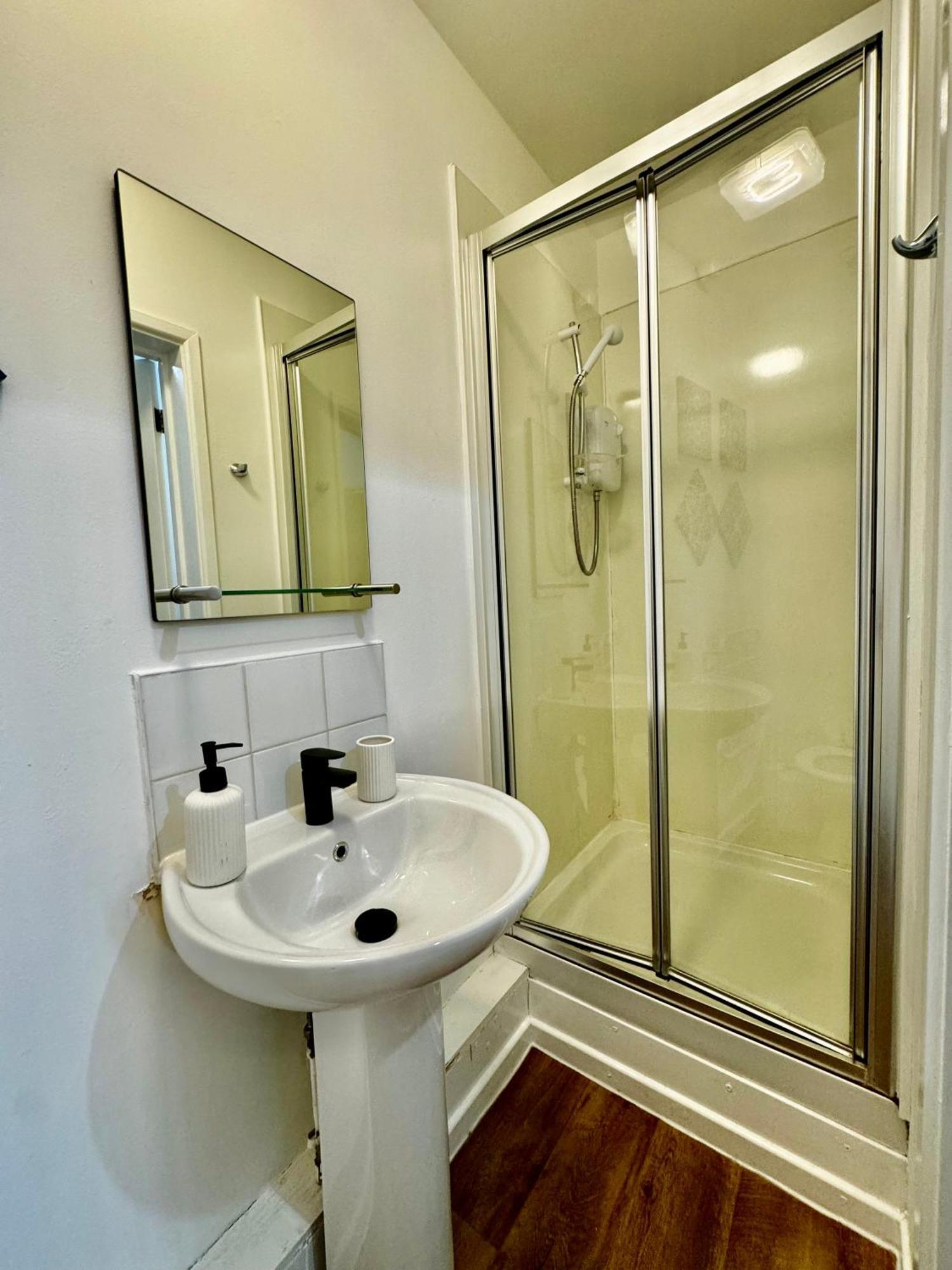 Rnm - Business Professional & Top Choice, Private Access & Entire Place, Kitchen & Washroom With Amenities, Smart Tv, Easy Access, Fast Wifi, Parking Nearby, Great Transport Links Halesowen Esterno foto